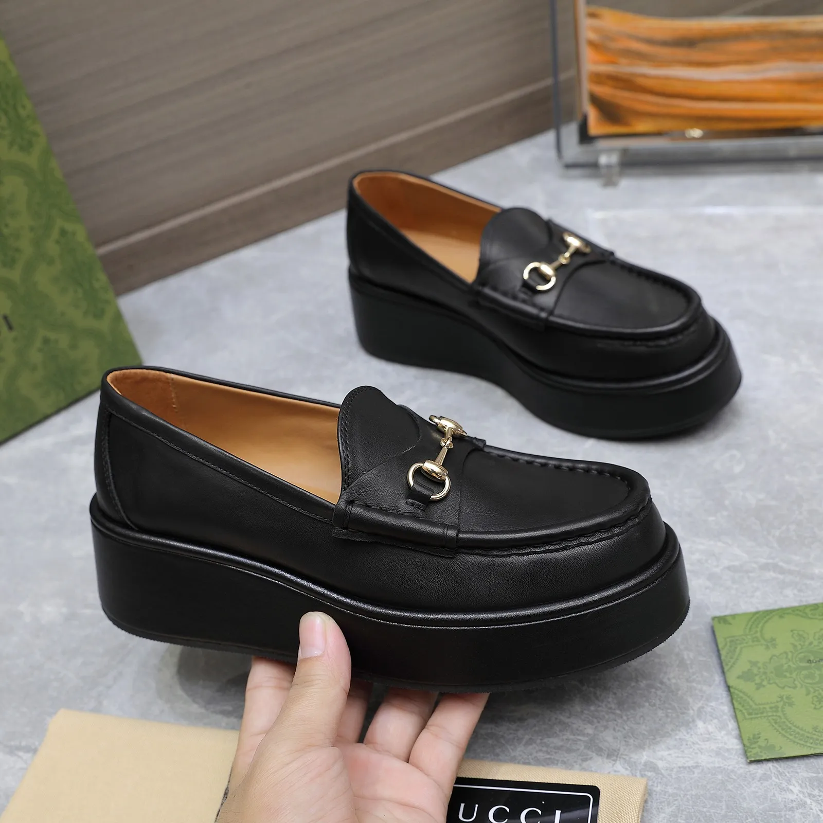 👟👟Ex-factory price 680👟👟 ⚡️The highest version 🔥🔥🔥💯💯💯 ⚡️2024 counter latest model ⚠️original replica ⚡️ Gucci’s latest popular wedge platform shoes - available simultaneously at counters Authentic European style, perfect on the feet💃💃When worn with this shoe, it is elegant and crystal clear. Regardless of the materials of the accessories, they are all customized 1:1. You must go to get the original version. The entire series is full of exciting and beautiful elements. ❶ Upper: cowhide/double G embroidered texture ❷ Inner lining: sheepskin ❸ Feet: sheepskin ❹Outsole: Imported from Italy ❺ Water platform height: 3.5CM in front and 5.5CM in back ❻Packaging: Original full set of packaging ❼Number of codes: 35-42 (40.41.42 customization is not returnable)